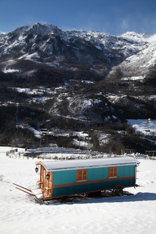 ホテル Roulottes Montagne Pyrenees リュス・サン・ソヴァール エクステリア 写真