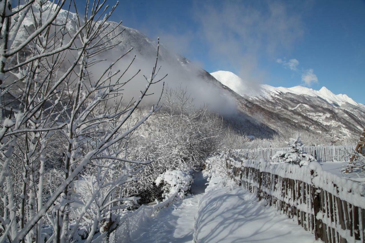ホテル Roulottes Montagne Pyrenees リュス・サン・ソヴァール エクステリア 写真
