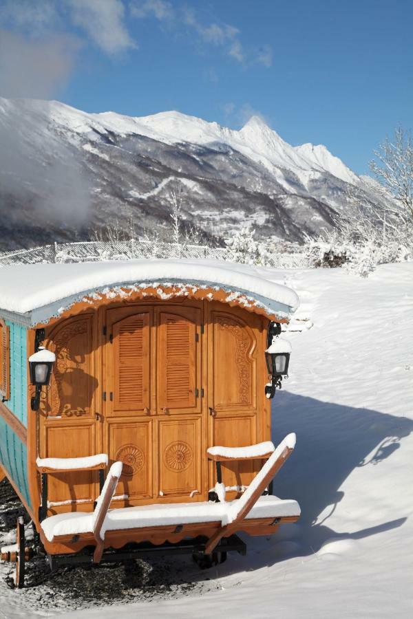 ホテル Roulottes Montagne Pyrenees リュス・サン・ソヴァール エクステリア 写真